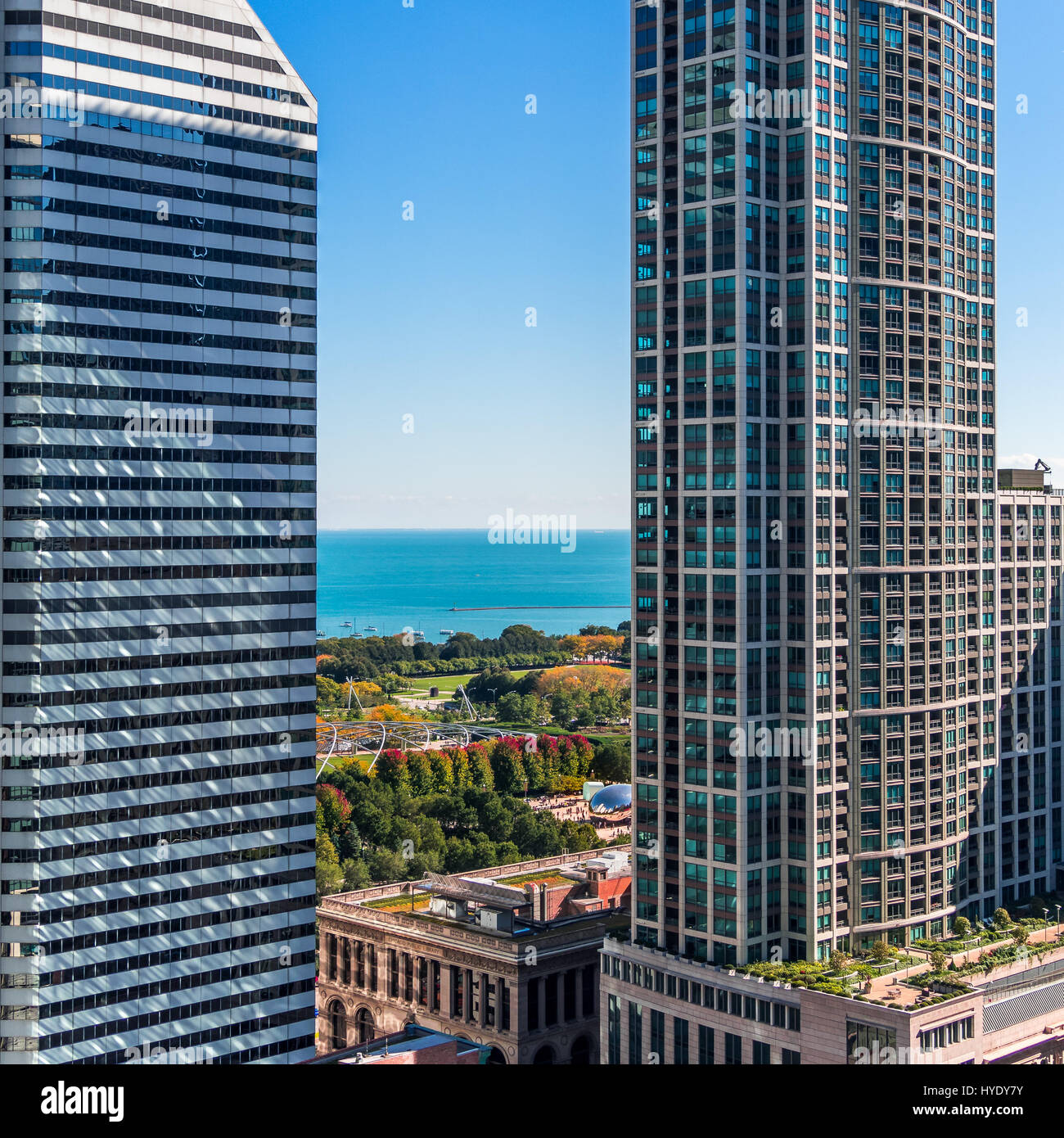 Vista desde el piso 27, sala de estar cubierta en el Hotel Witt, Chicago. Mire cuidadosamente y usted puede ver Cloud Gate con el reflejo de la ciudad. Foto de stock