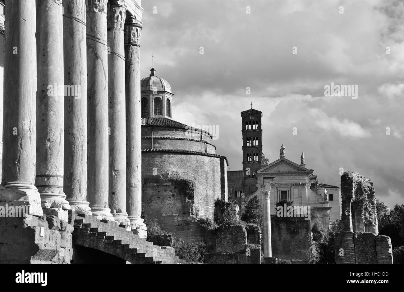 Los antiguos templos e iglesias a lo largo de la "Via Sacra" (camino sagrado) en el Foro Romano, en blanco y negro Foto de stock