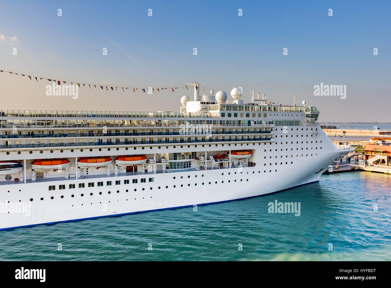 Costa Victoria crucero atracó en Dubrovnik, Croacia Foto de stock