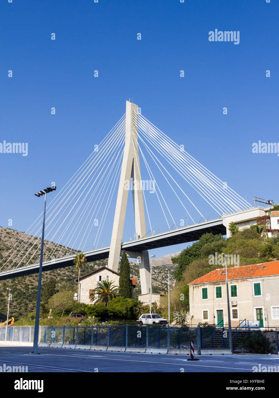 Franjo Tudman Puente (la mayoría de dr. Franje Tudmana) es un puente suspendido en el enfoque occidental de Dubrovnik, Croacia en Rijeka Dubrovacka. Foto de stock
