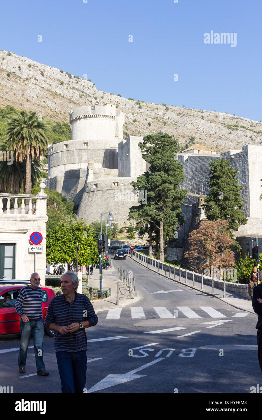 Los turistas que visitan la ciudad muralla de Dubrovnik. Foto de stock