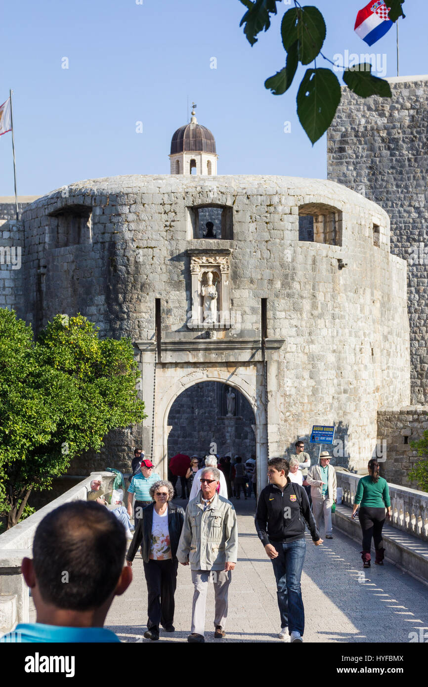 Los turistas disfrutan de la ciudad vieja de Dubrovnik. Foto de stock