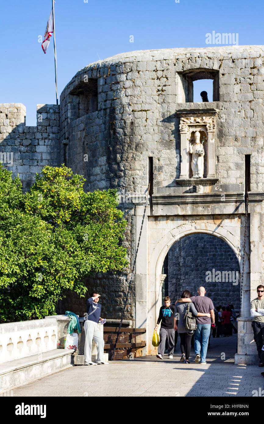 Los turistas disfrutan de la ciudad vieja de Dubrovnik. Foto de stock