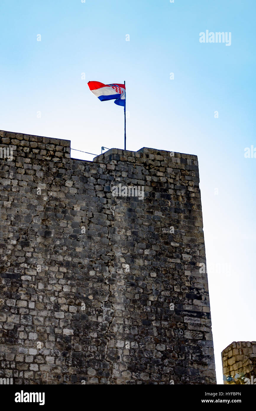 La bandera croata vuela a través de la antigua ciudad amurallada de Dubrovnik. Foto de stock