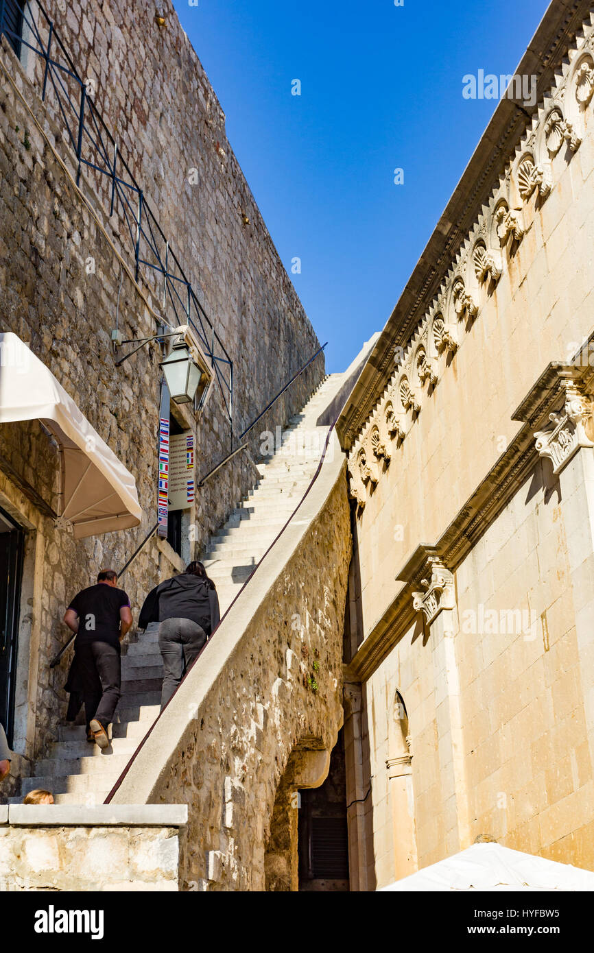 Escalera de piedra en callejuelas de la ciudad vieja de Dubrovnik. Foto de stock