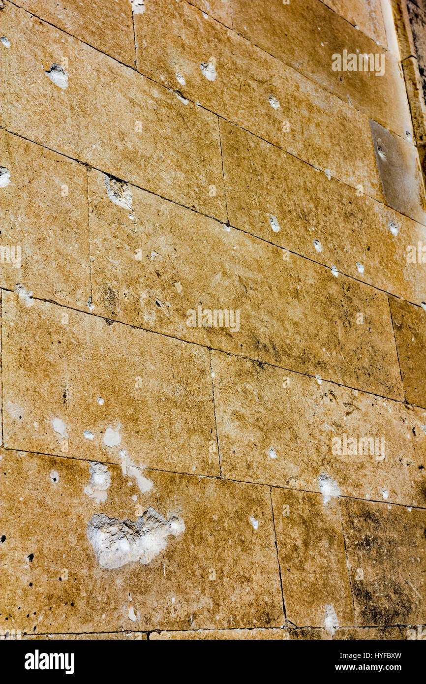 Daño de bala en las paredes de la ciudad vieja de Dubrovnik. Foto de stock