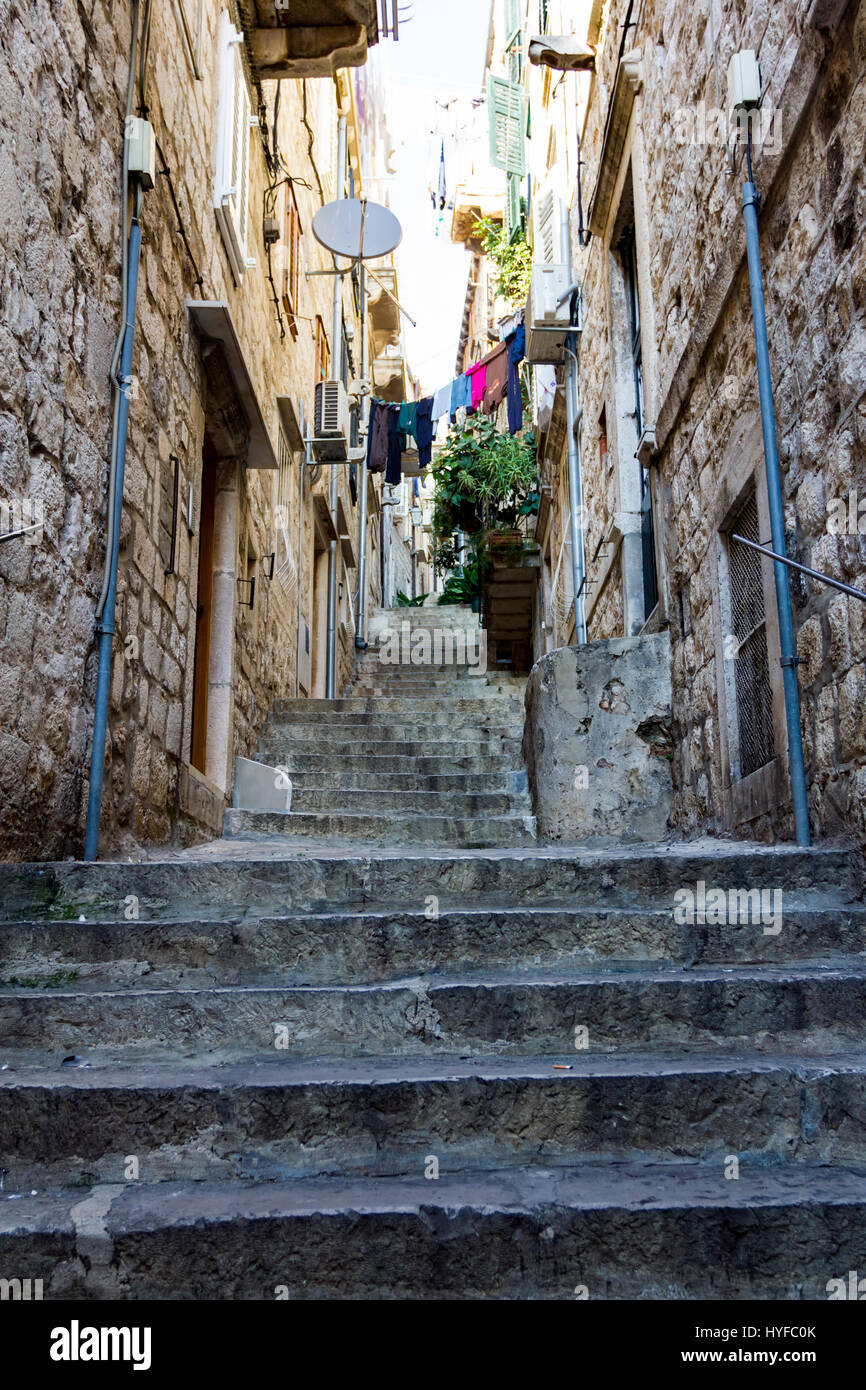 Escalera de piedra en la ciudad vieja de Dubrovnik. Foto de stock