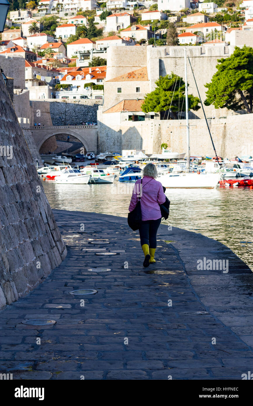Marina en la ciudad vieja de Dubrovnik. Foto de stock