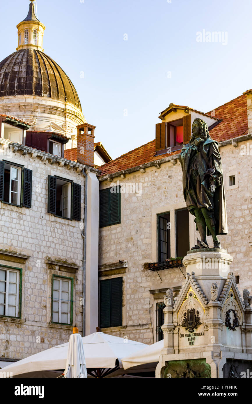 Estatua de Ivan Gundulic en Gunduliceva poljana Mercado, Dubrovnik Foto de stock
