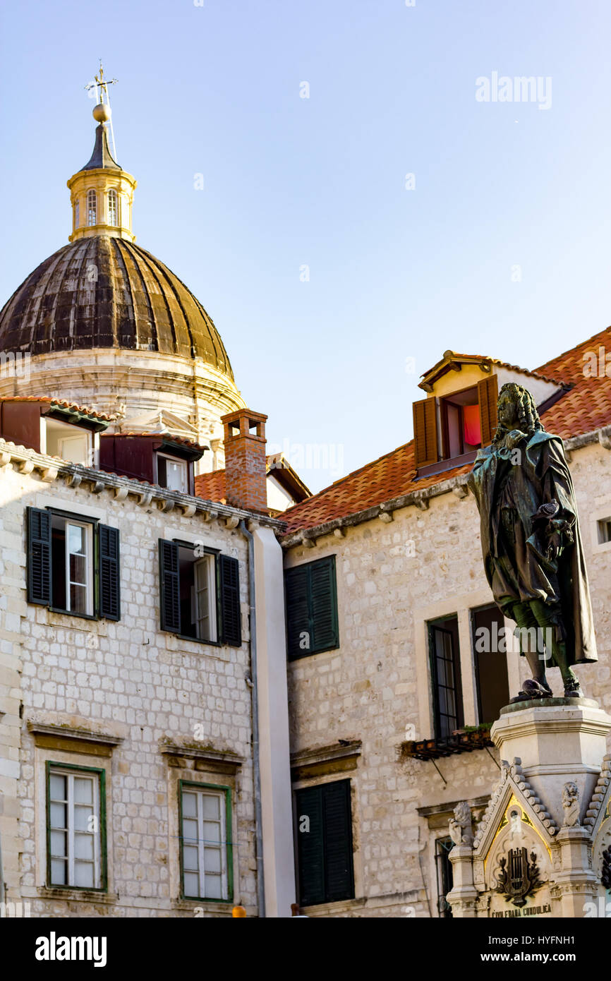 Estatua de Ivan Gundulic en Gunduliceva poljana Mercado, Dubrovnik Foto de stock