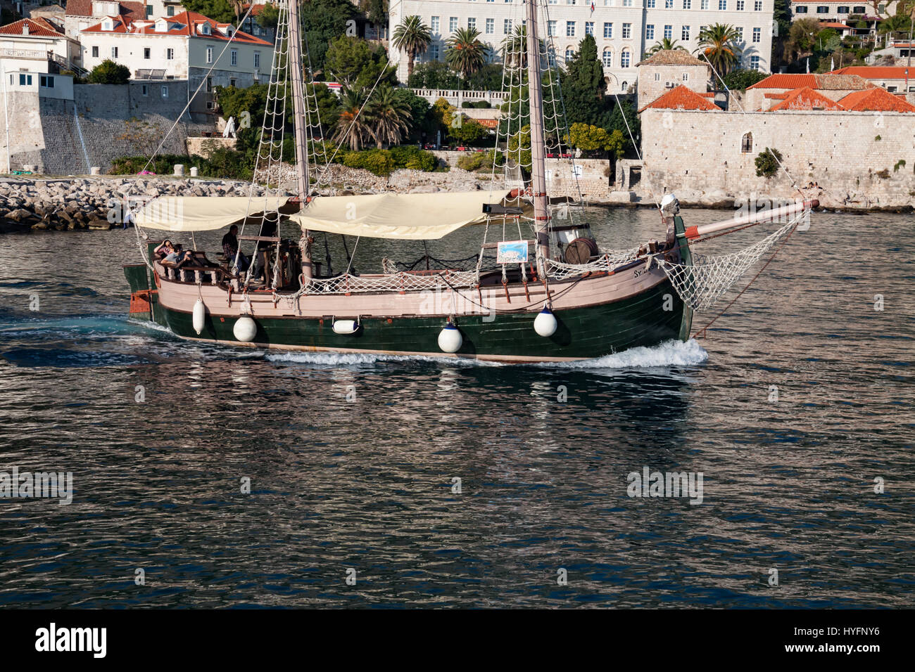 Un barco turístico velas en marina en la ciudad vieja de Dubrovnik. Foto de stock