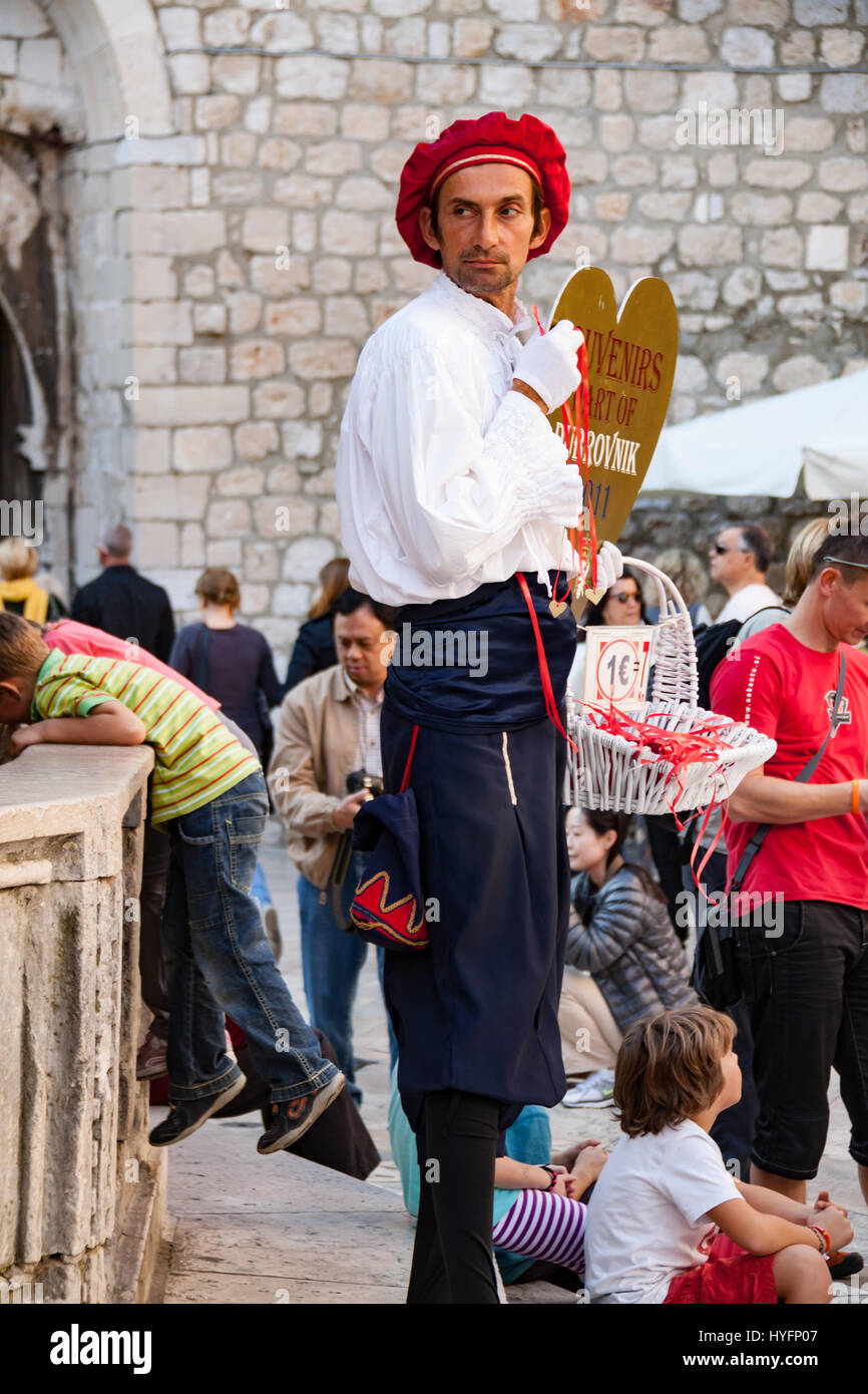 Un vendedor de souvenirs en el casco antiguo de la ciudad de Dubrovnik. Foto de stock