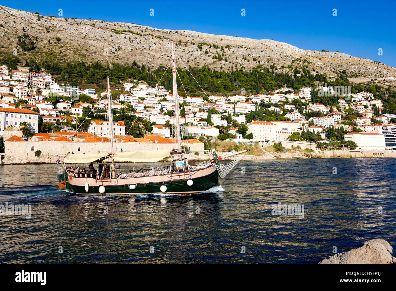 Velero en el casco antiguo de la ciudad Marina, Dubrovnik Foto de stock