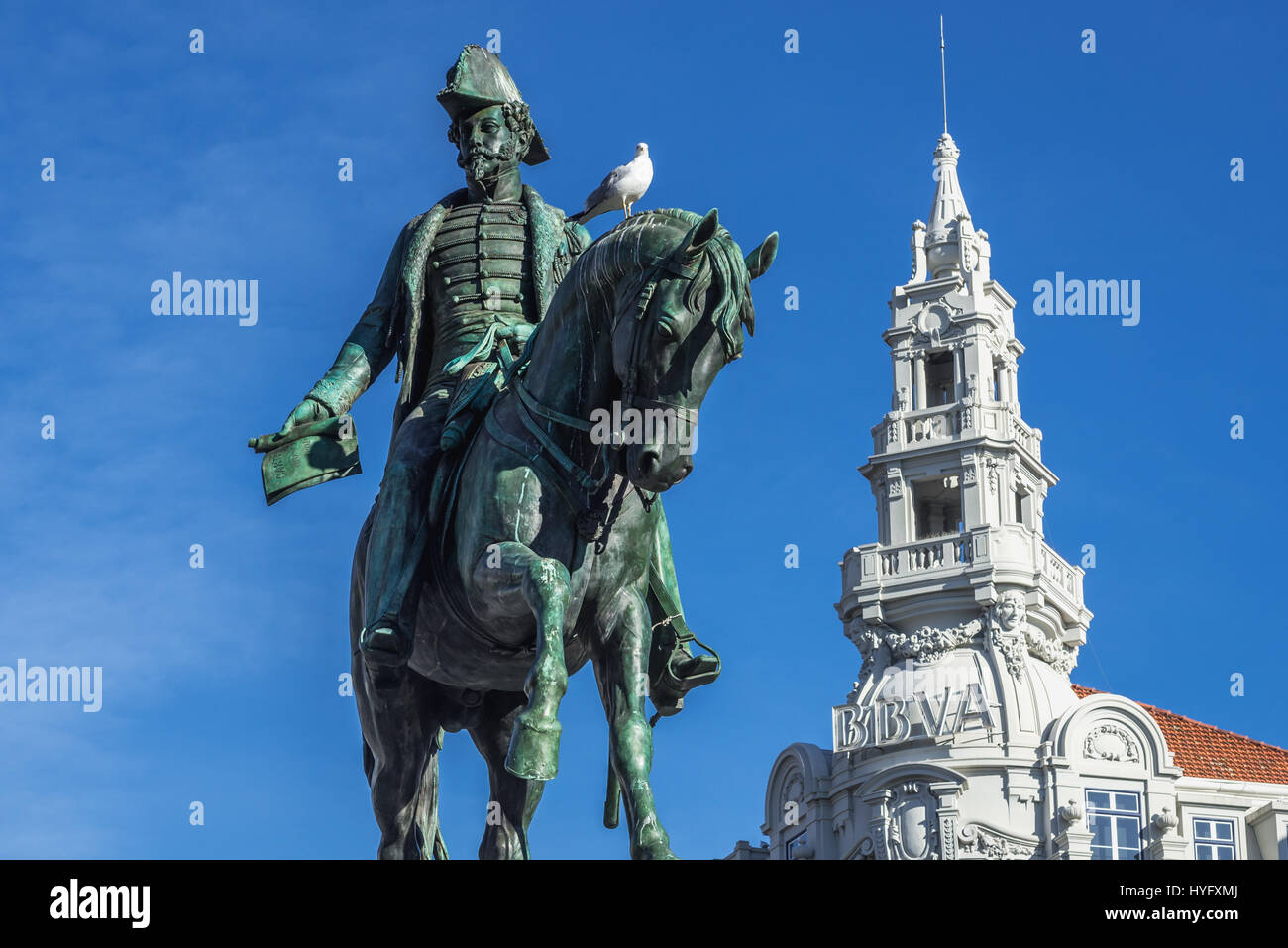 La estatua ecuestre del rey Pedro IV El Libertador en la Plaza de la libertad en Porto, Portugal. Edificio del Banco Bilbao Vizcaya Argentaria en fondo Foto de stock
