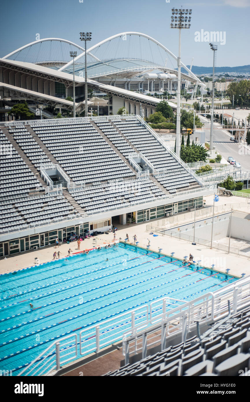 Atenas, Grecia: La piscina Olímpica está situado junto al estadio olímpico en el norte. Ejecutando hasta los Juegos Olímpicos Río el legado de los siete mil millones de Juegos Olímpicos de Atenas 2004 ha sido puesta al descubierto en las elocuentes imágenes. Las imágenes muestran cómo el Parque Olímpico de Grecia una vez rebosante de gente y entusiasmo por el deporte ahora está desmoronándose y desolada. Desde el velódromo a la piscina, es evidente que la evolución de varios miles de millones de libras no han sido beneficiosos para la comunidad local de 12 años de este evento mundial. Se teme Rio's sporting podría producir un legado similar eleph blanco Foto de stock