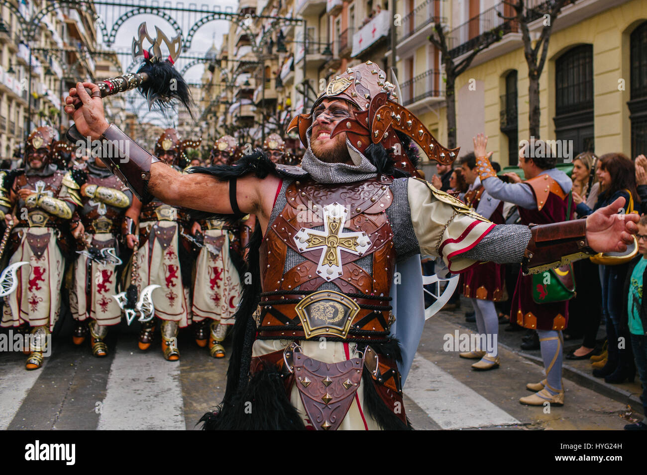 ALCOI, España: un hombre vestido como un caballero cristiano. El  extravagante festival que revive los cristianos conquistar a los musulmanes  en España ha sido capturado este fin de semana. A partir de