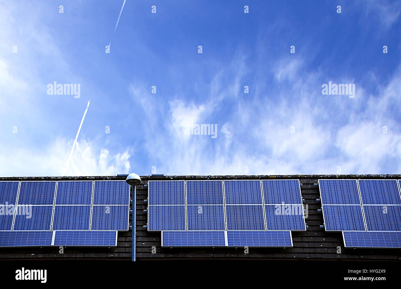Paneles solares en el techo de la casa con el cielo azul de fondo.fuente de energía renovable,Stoke on Trent, Staffordshire, Reino Unido.Las células solares de buen tiempo. Foto de stock
