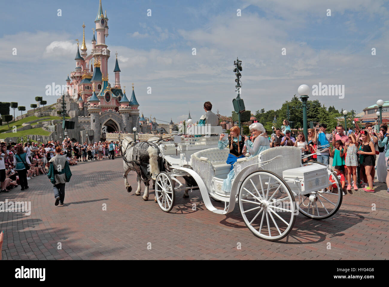 Anna & Elsa en el carro congelado, parte de las estrellas en el desfile de Disney, Disneyland Paris, Marne-la-Vallée, cerca de París, Francia. Foto de stock