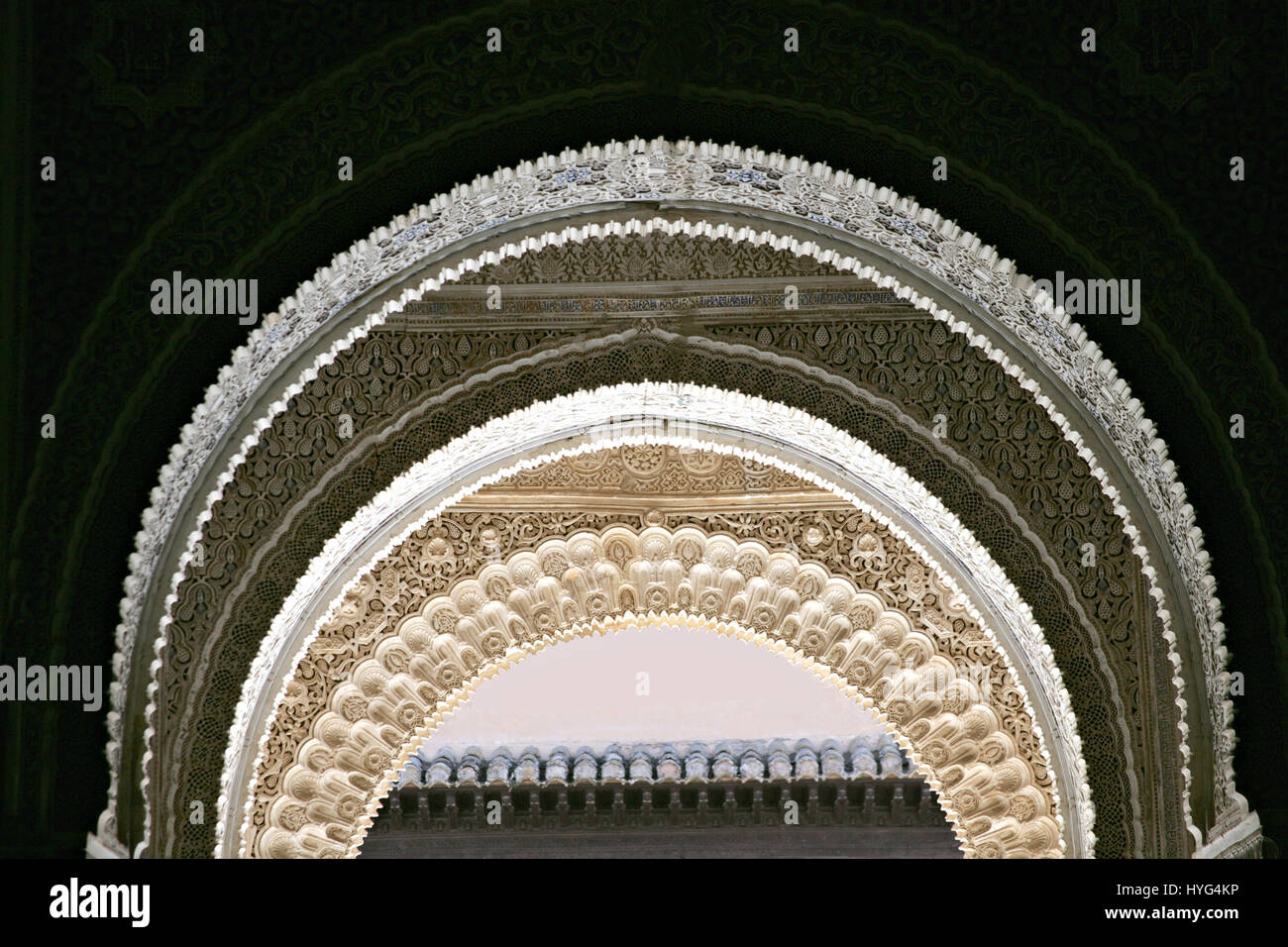 Alhambra. Entrada de arco de estuco a la Sala de las dos Hermanas. Sala de dos Hermanas-. Andalucía , España. Patrimonio de la Humanidad de la UNESCO. Fotograma completo. Foto de stock