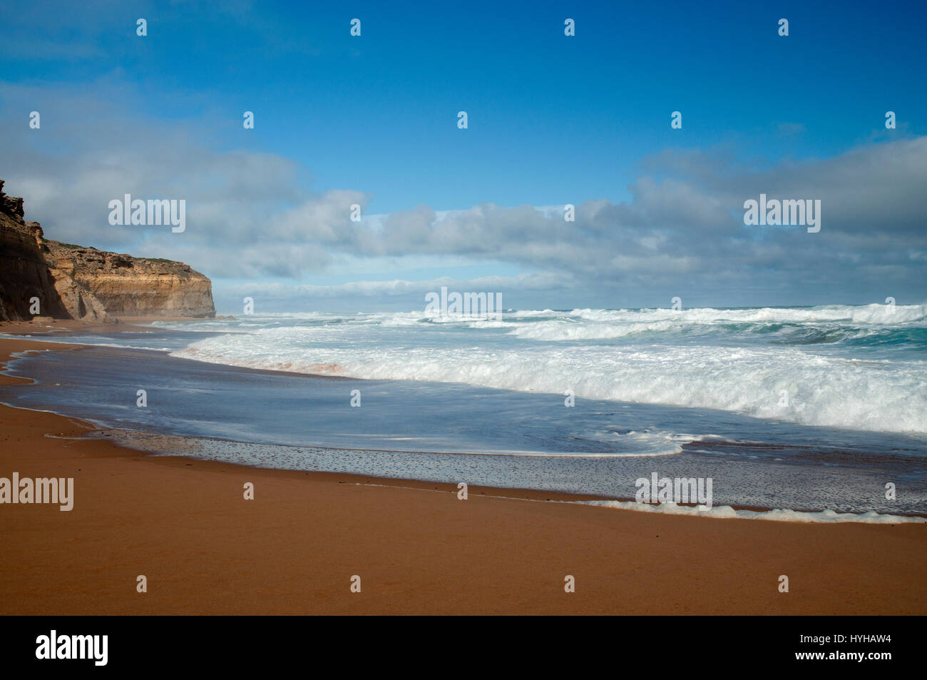 Mar con olas y parte cielo nublado en el sur de Australia Foto de stock