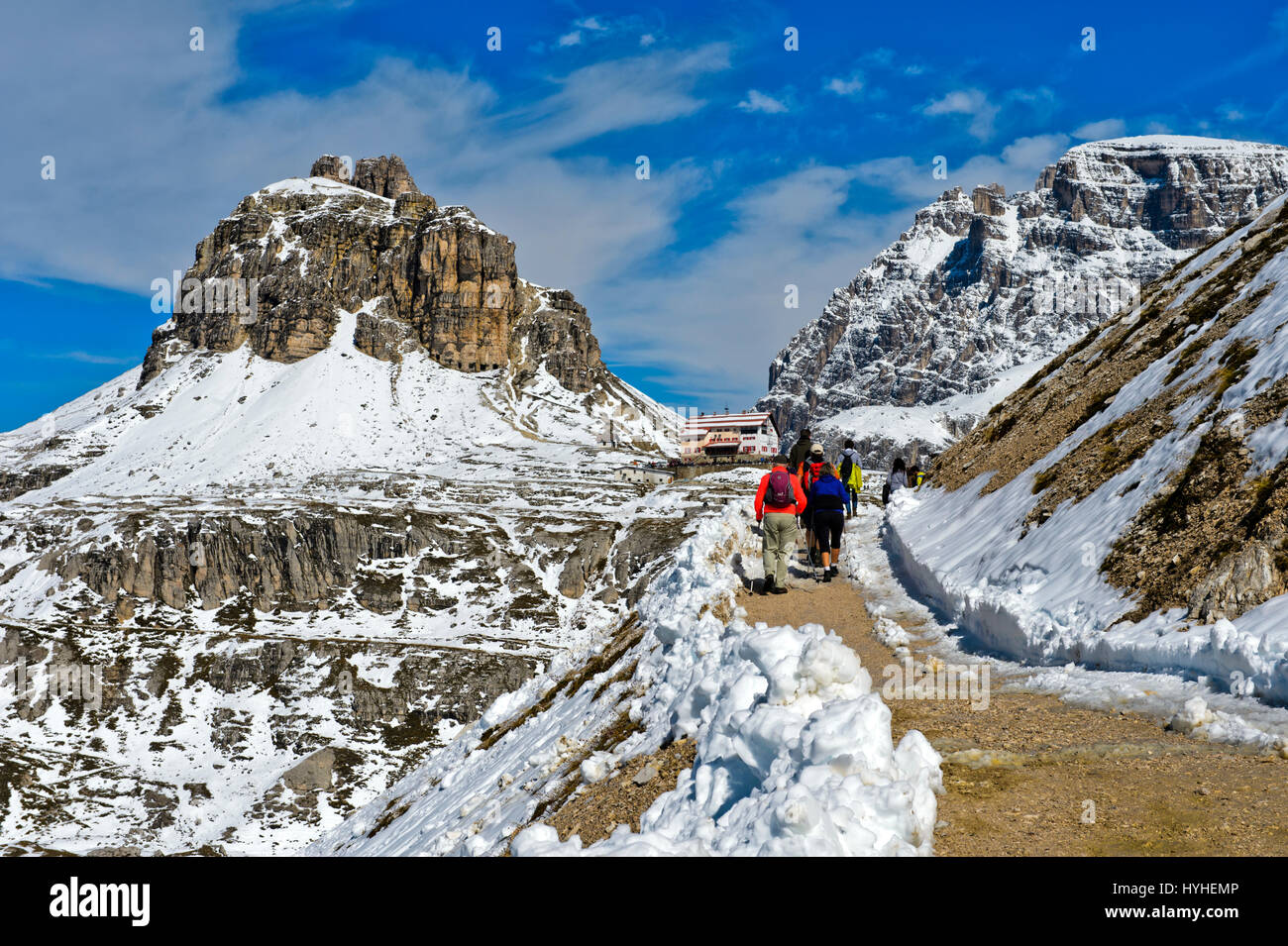 Los caminantes en los senderos cubiertos de nieve de los tres picos paseo circular, los Dolomitas de Sesto, el Tirol Meridional, Trentino-Alto Adigio, Italia Foto de stock