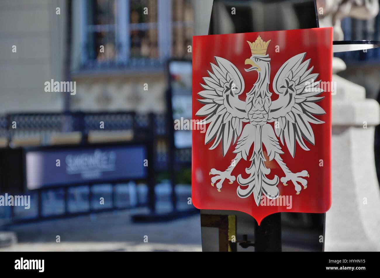 El escudo de Polonia es un blanco, águila coronada con un pico y garras de  oro sobre fondo rojo Fotografía de stock - Alamy