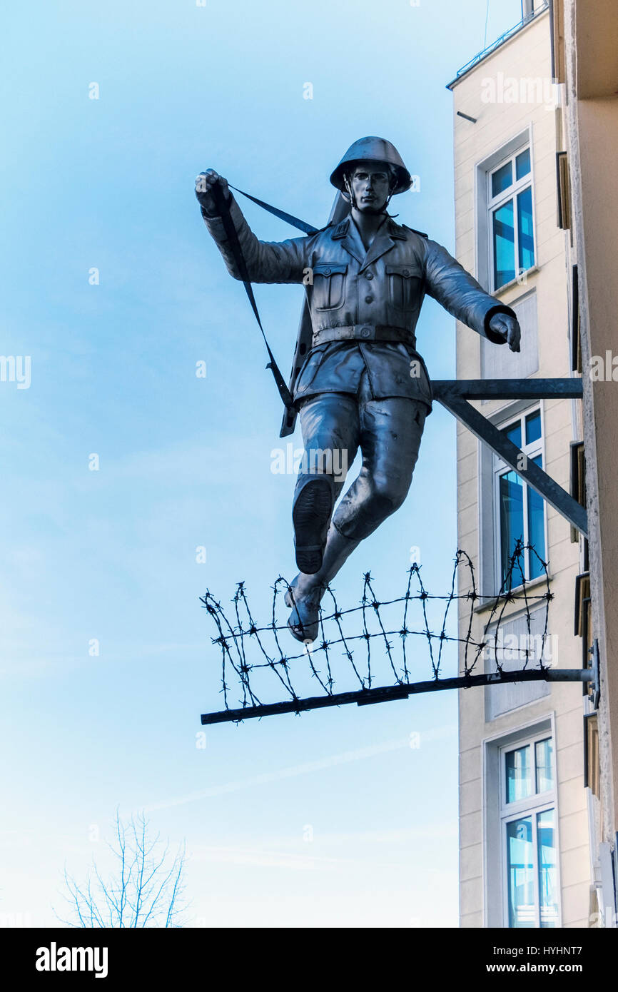 Berlín,Mitte.Puente de la pared,escultura de soldado de salto.guardia de la frontera de Alemania del este, Conrad Schumann, salta sobre alambre de púas para escapar de Berlín del este Foto de stock