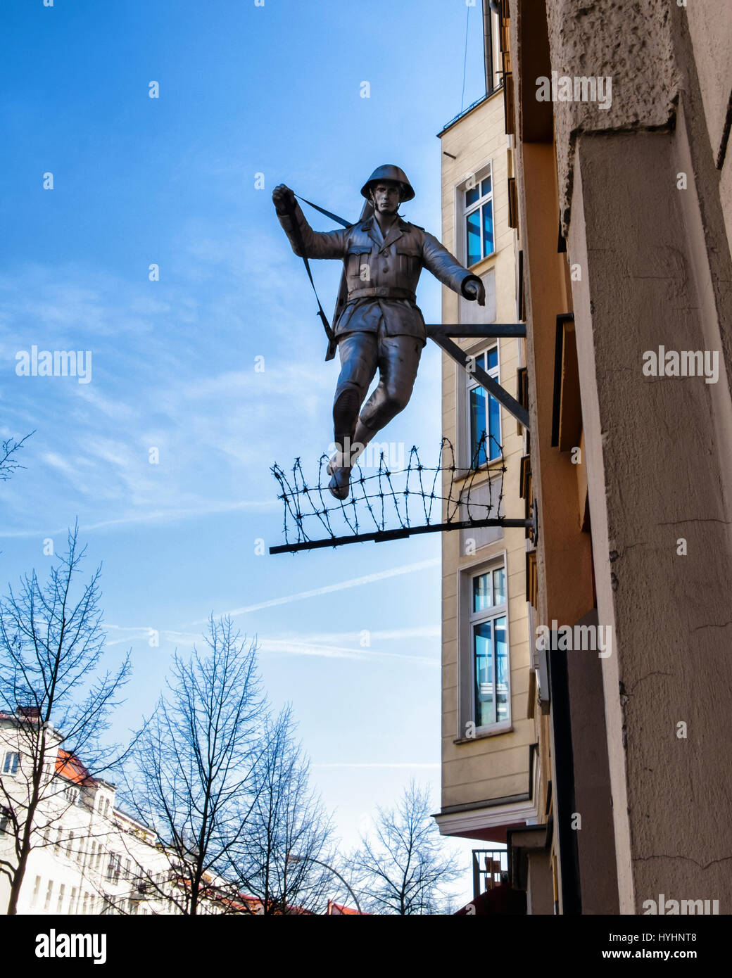Berlín Mitte.pared,puente,Jumping soldado sculpture.la guardia fronteriza de Alemania Oriental, Conrad Schumann, salta por encima de alambre de púas para escapar de Berlín Oriental durante Foto de stock