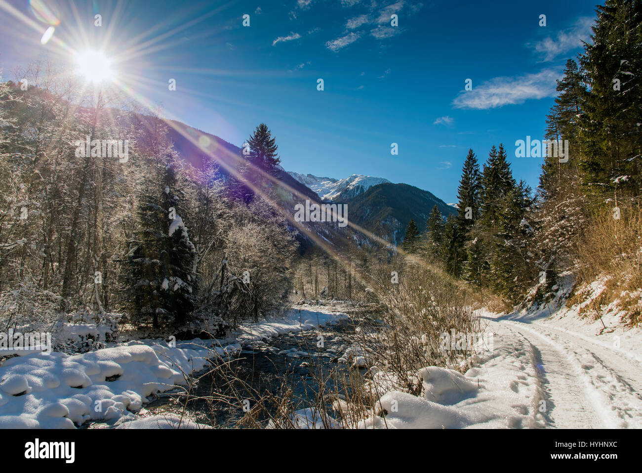 Pintoresco paisaje nevado invierno de Graubunden, Suiza Foto de stock