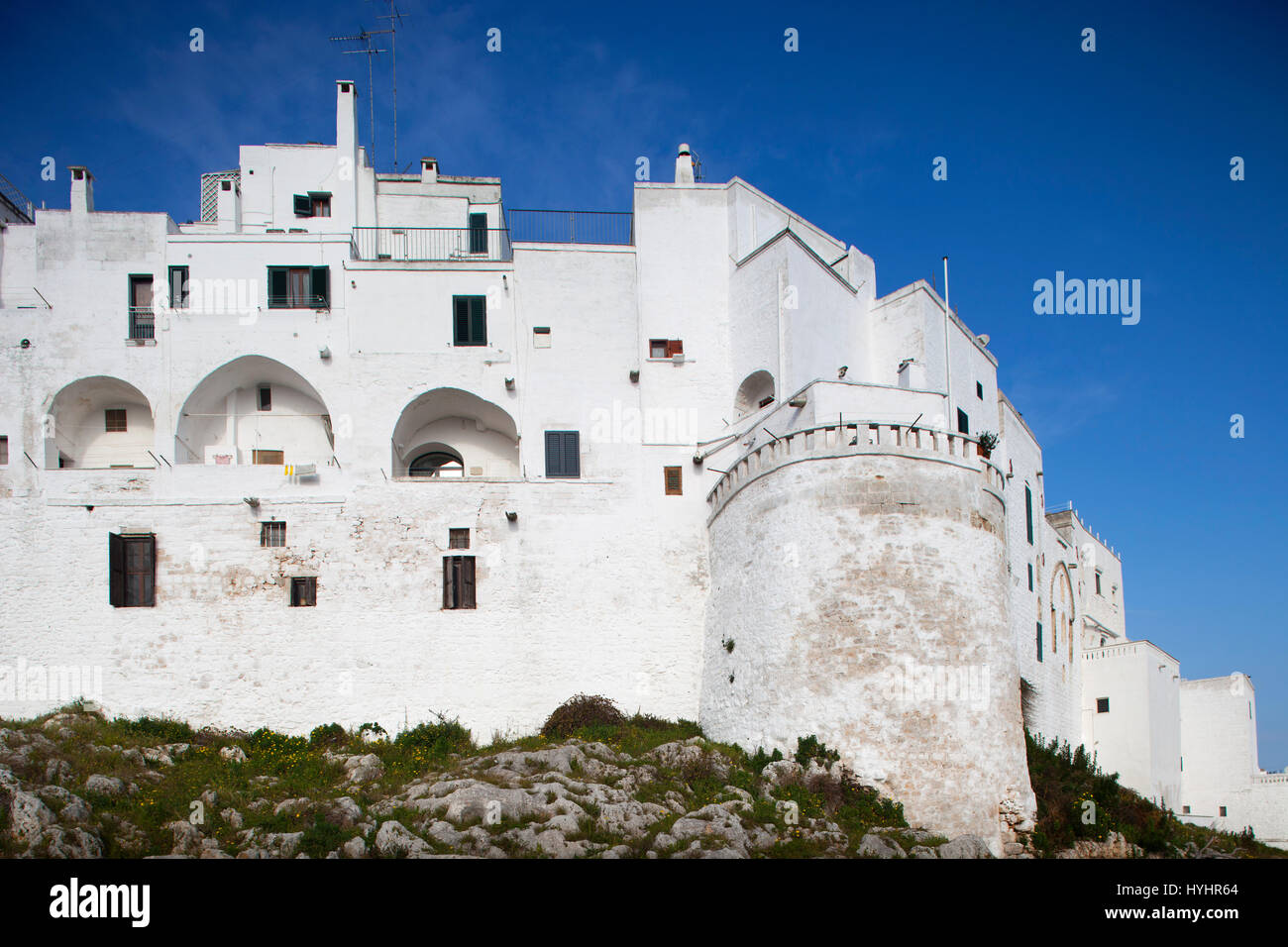 Las murallas de la ciudad blanca y la ciudad vieja, Ostuni, Puglia, Italia, Europa Foto de stock