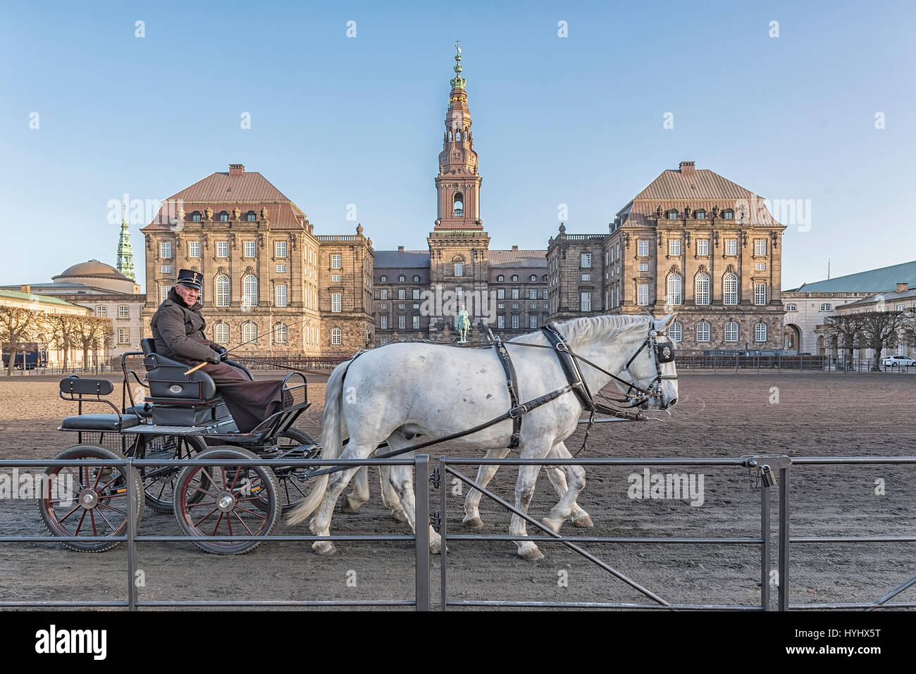 Copenhague, Dinamarca - 24 de diciembre de 2016: caballos y carros con rider en el patio del palacio Christianborg en Copenhague, Dinamarca Foto de stock
