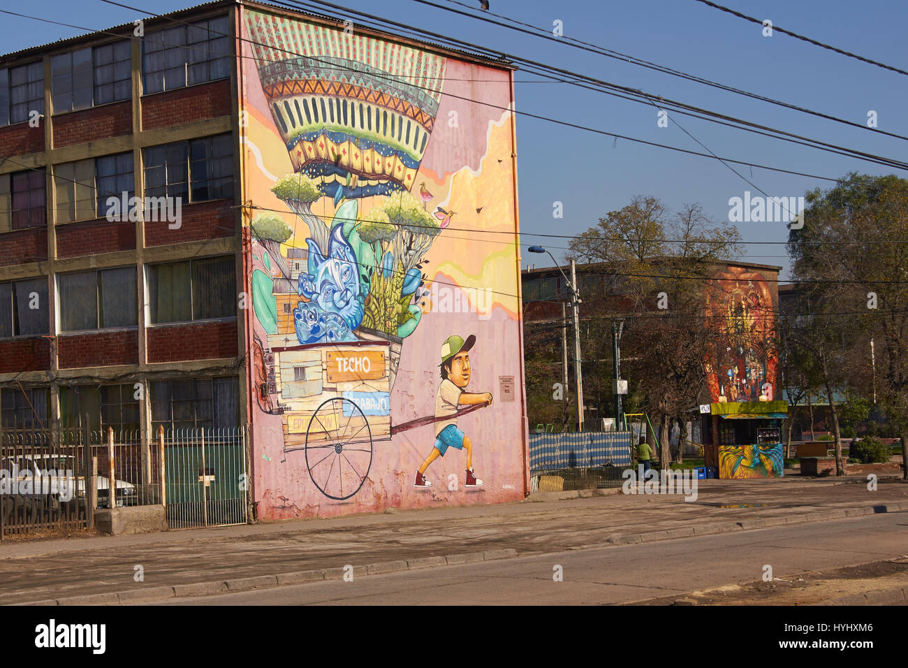Coloridos murales que adornan las paredes de bloques de vivienda en la zona  de San Miguel de Santiago, Chile Fotografía de stock - Alamy