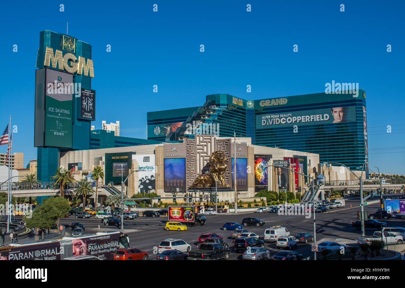 El MGM Grand Hotel and Casino Las Vegas Blvd S, Las Vegas, Nevada, EE.UU. - 25 NOV 2016: a través de la intersección de Las Vegas Boulevard y Tropicana Foto de stock