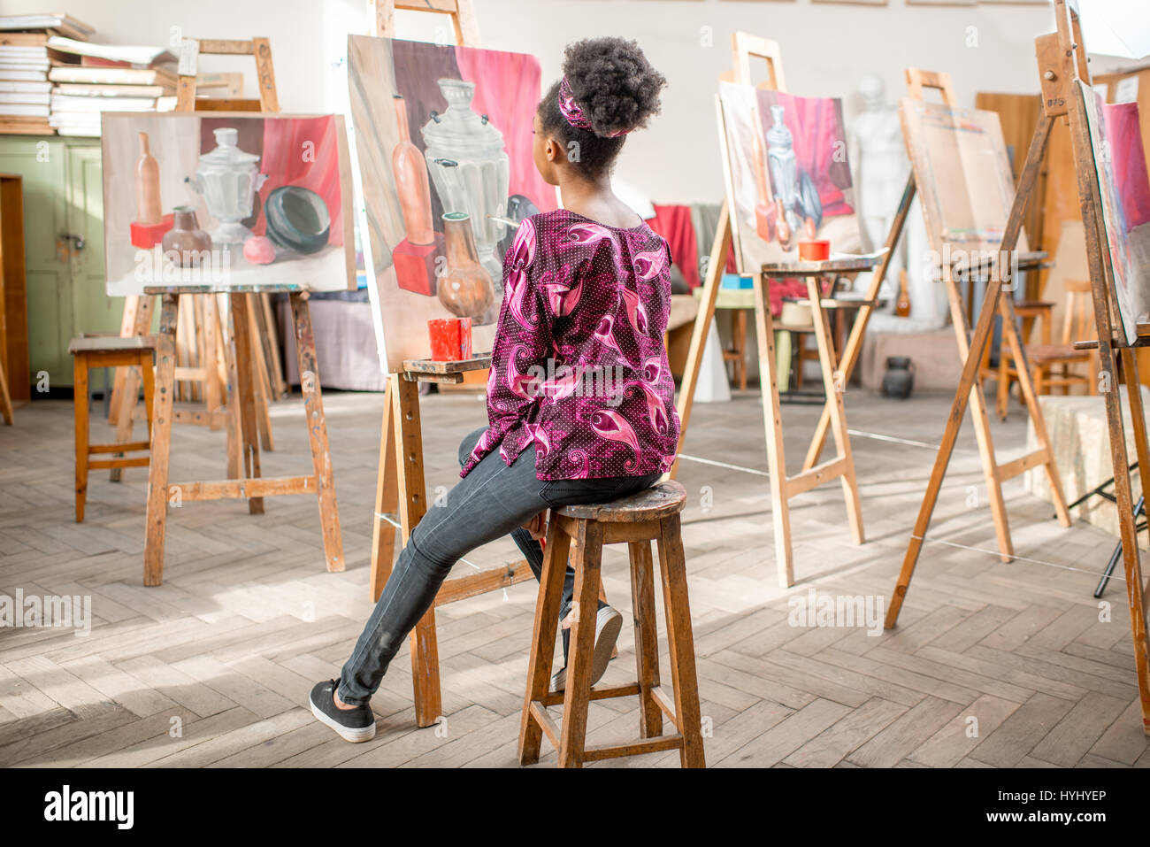 Estudiante creativo en el estudio de pintura Foto de stock