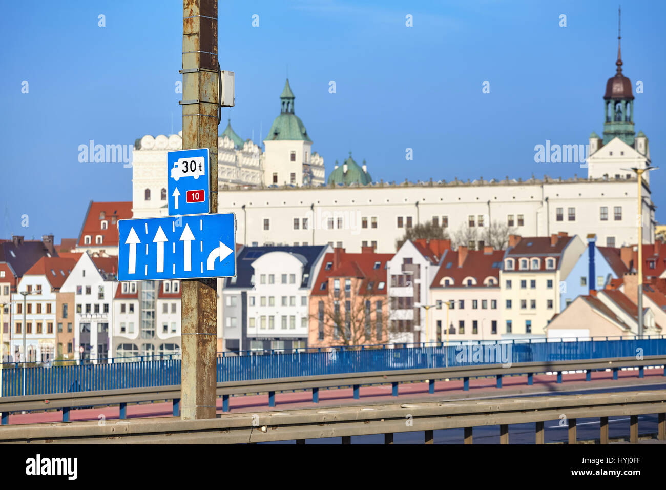 Los letreros de la calle del Castillo, la ruta principal de la ciudad de Szczecin en la entrada a la autopista con la ciudad vieja en la distancia, Polonia. Foto de stock