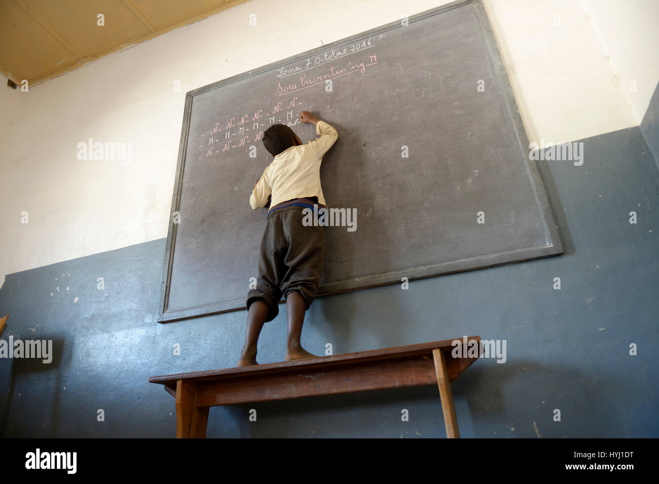 Estudiante, boy escrito en la pizarra en la escuela primaria, Fianarantsoa, Madagascar Foto de stock