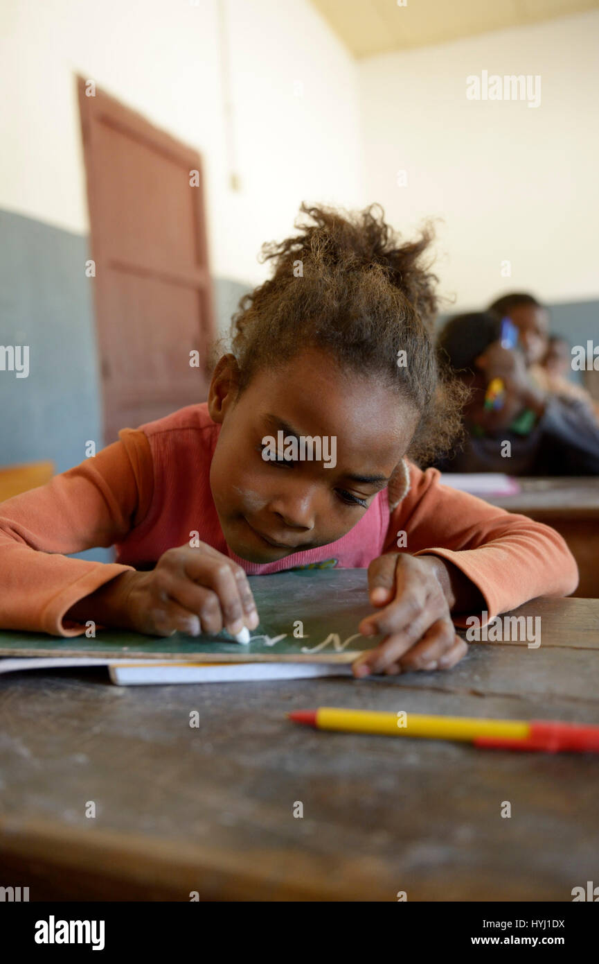 Estudiante, chica escrito, 10 años, escuela primaria, Fianarantsoa, Madagascar Foto de stock