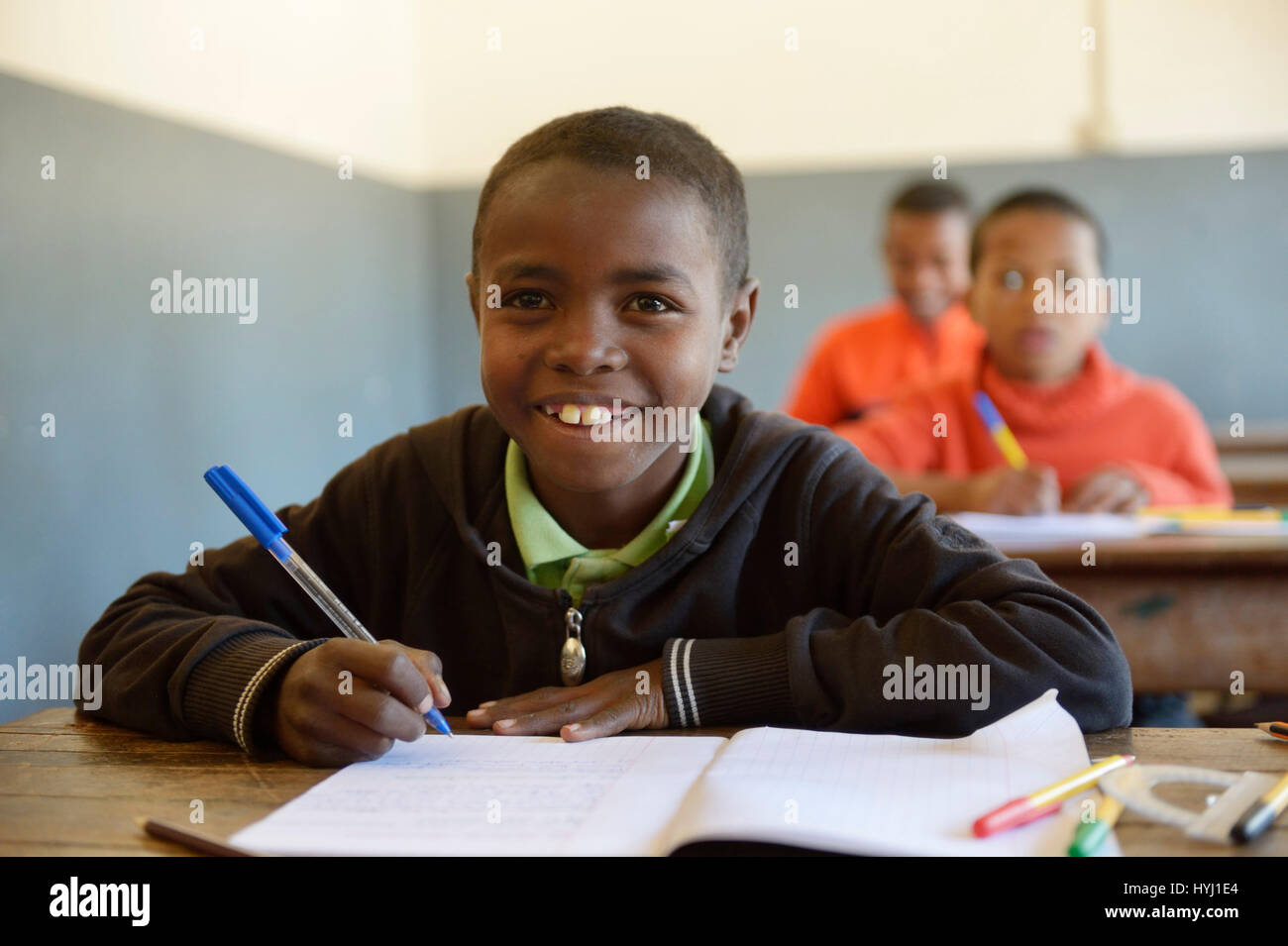 Escrito Boy, de 12 años, la escuela primaria, Fianarantsoa, Madagascar Foto de stock