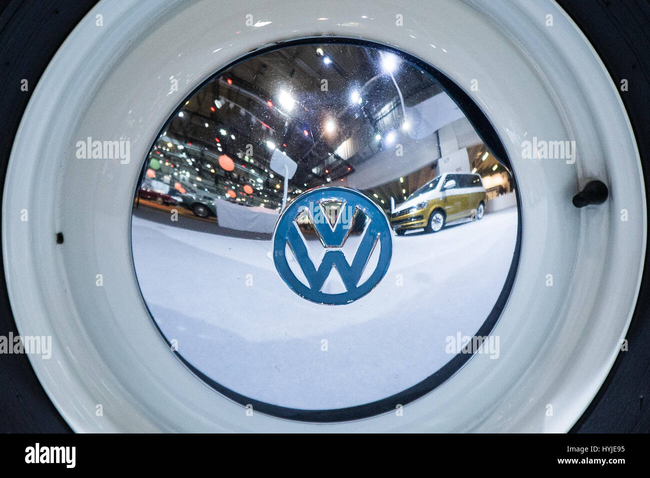 Essen, Alemania. 5 abr, 2017. Volkswagen T6 se refleja en las llantas con  un logo en la Volswagen Techno Classica para 'Oldtimers' y 'Youngtimers' en  Essen, Alemania, el 5 de abril de