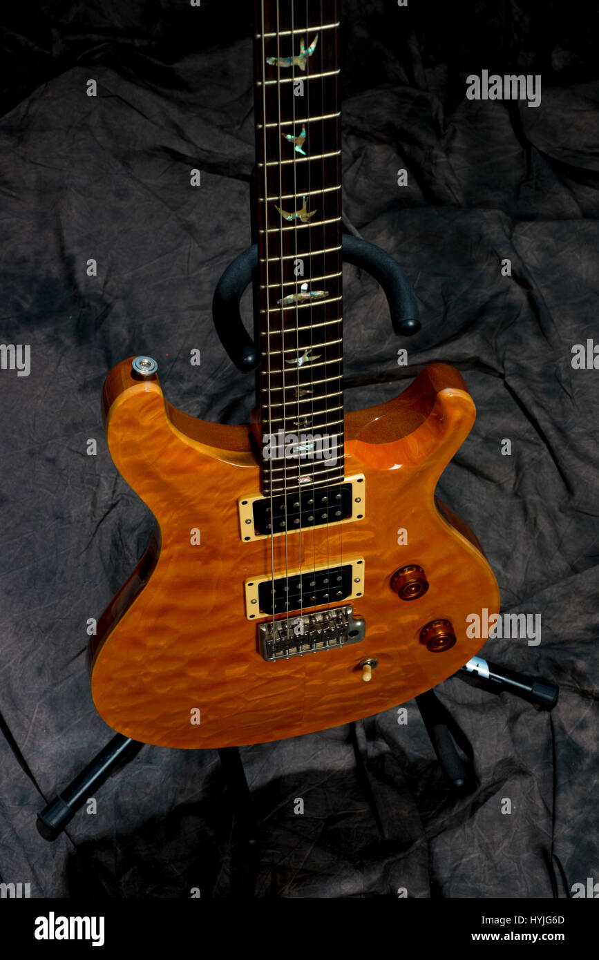 6 cuerdas de guitarra eléctrica de color naranja en el stand Fotografía de  stock - Alamy