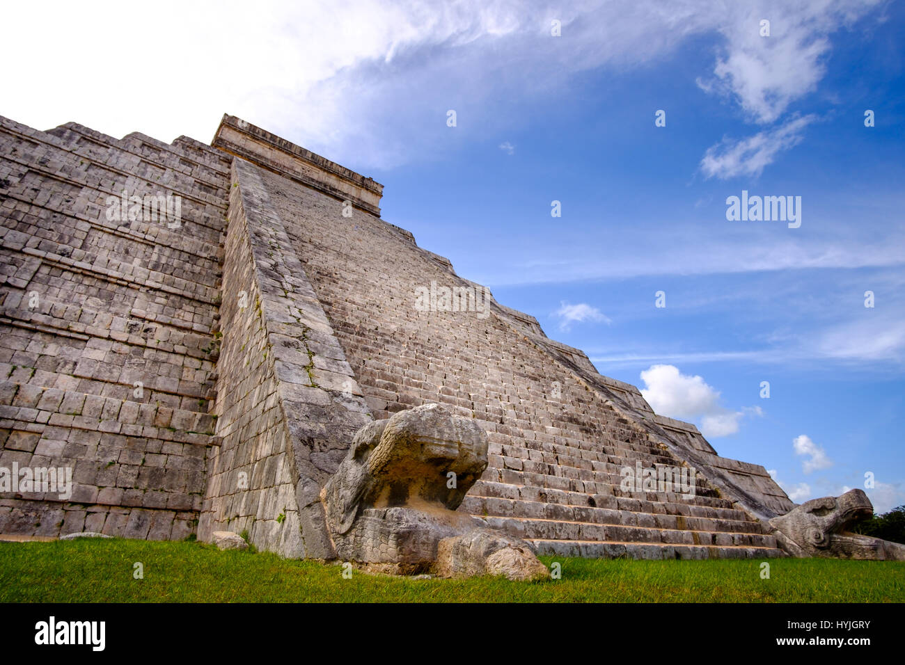 La famosa pirámide Maya en Chichen Itza con escaleras de piedra, México Foto de stock