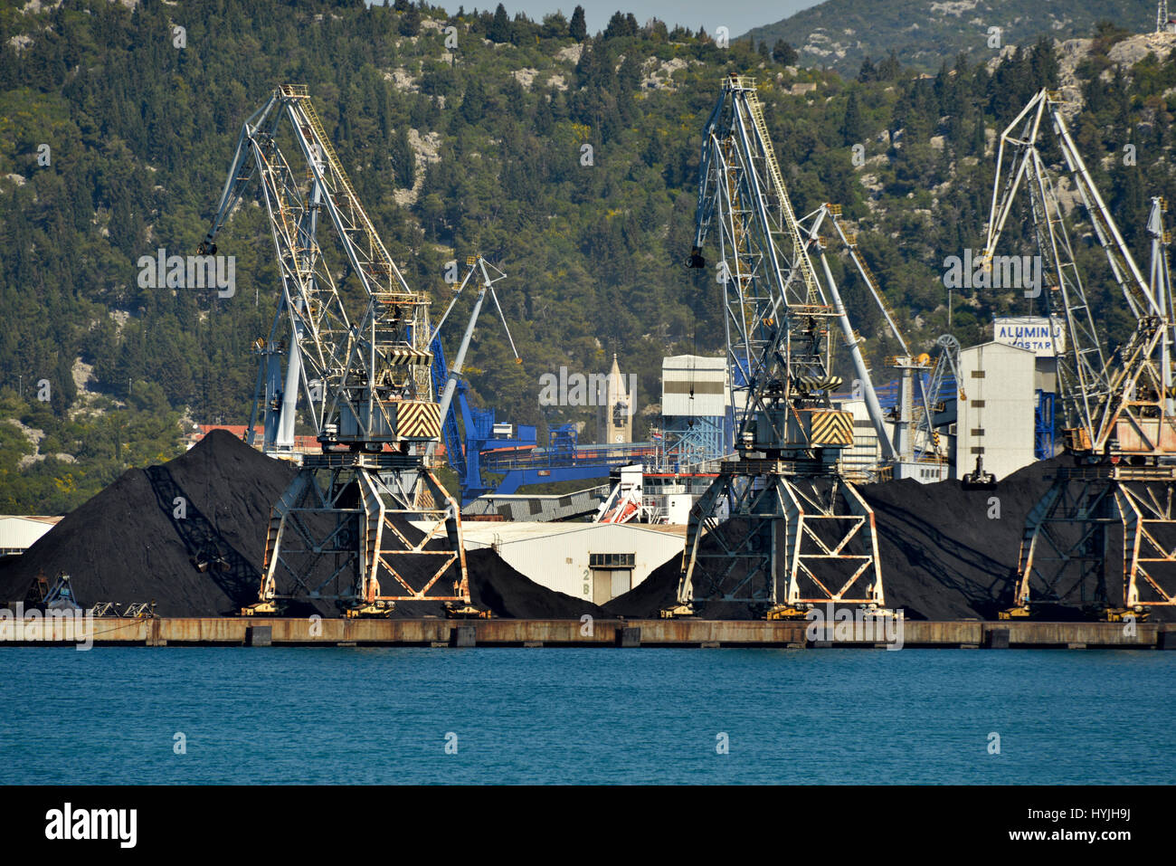 Grúas de muelle en el puerto de la ciudad de Ploce, en la costa dálmata de Croacia. Foto de stock