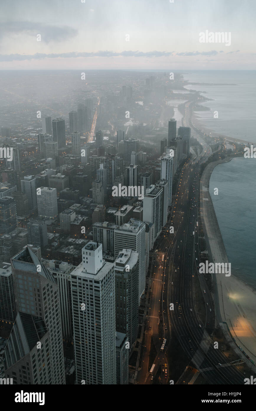 Vista del centro de Chicago durante una pequeña tormenta. Sunset y rascacielos Foto de stock