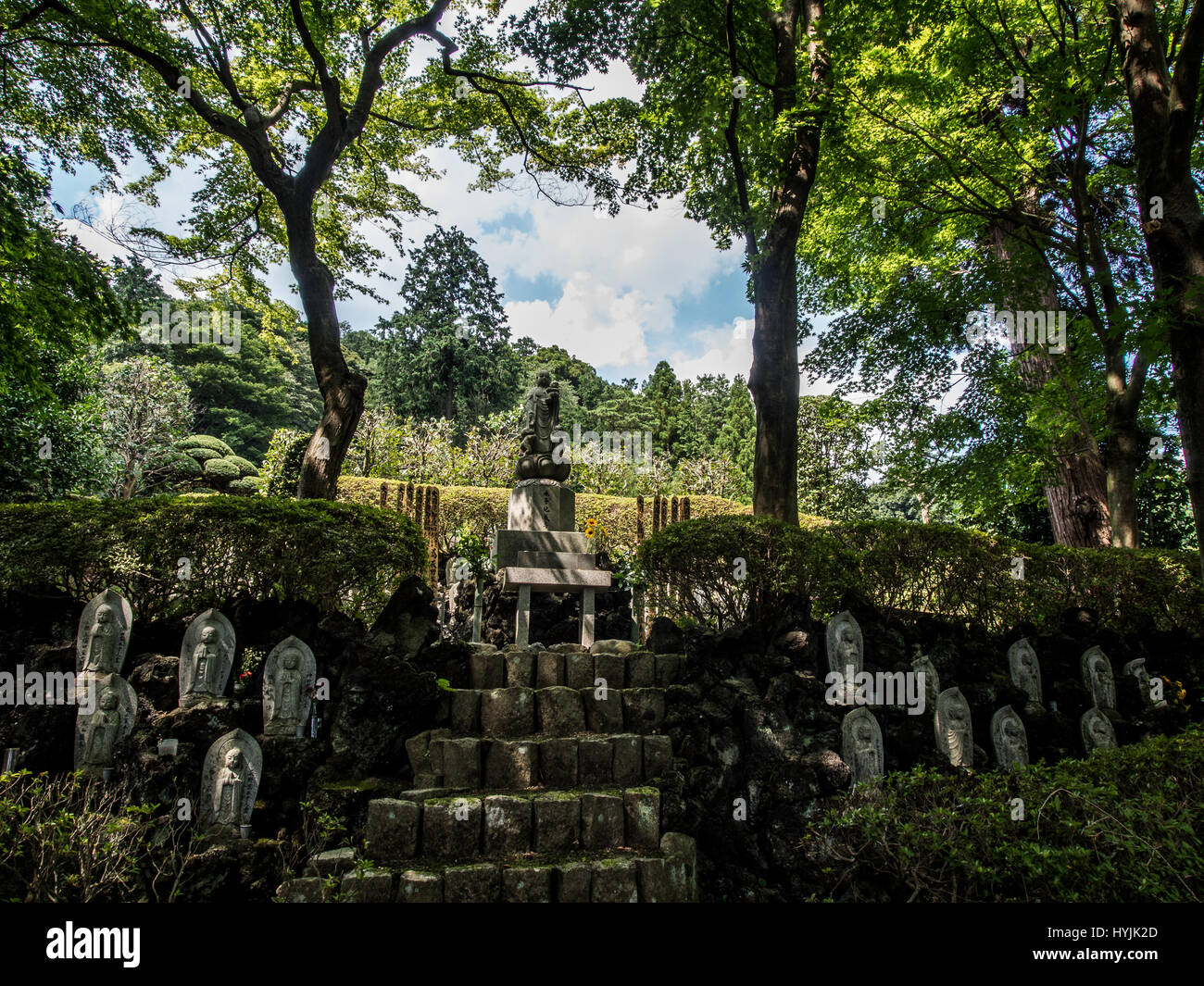 Cementerio, con estatuas sagradas y marcadores graves templo budista, Hanno, Saitama, Japón Foto de stock