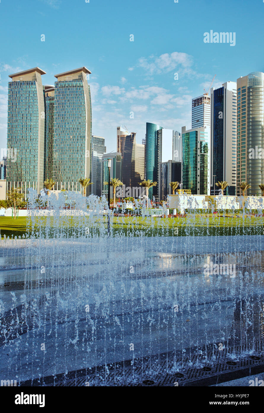 DOHA, QATAR - Febrero 17, 2016: el distrito de gran altura de Doha, visto desde el Hotel Park, recientemente completado con fuentes en primer plano Foto de stock