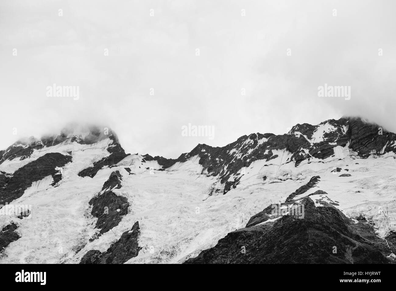 Pico de montaña en blanco y negro Foto de stock