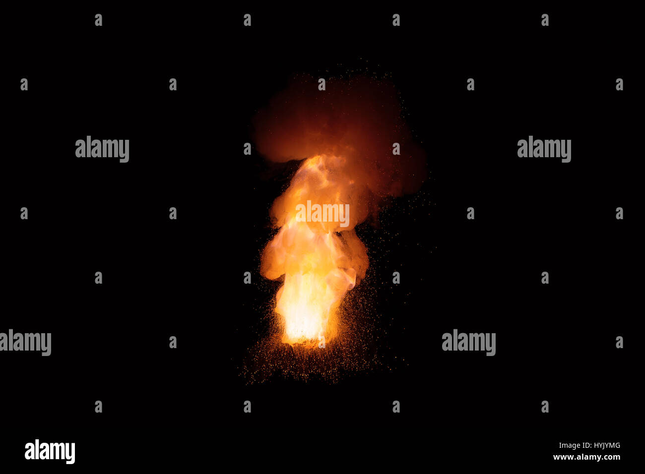 Explosión ardiente realista sobre un fondo negro Foto de stock
