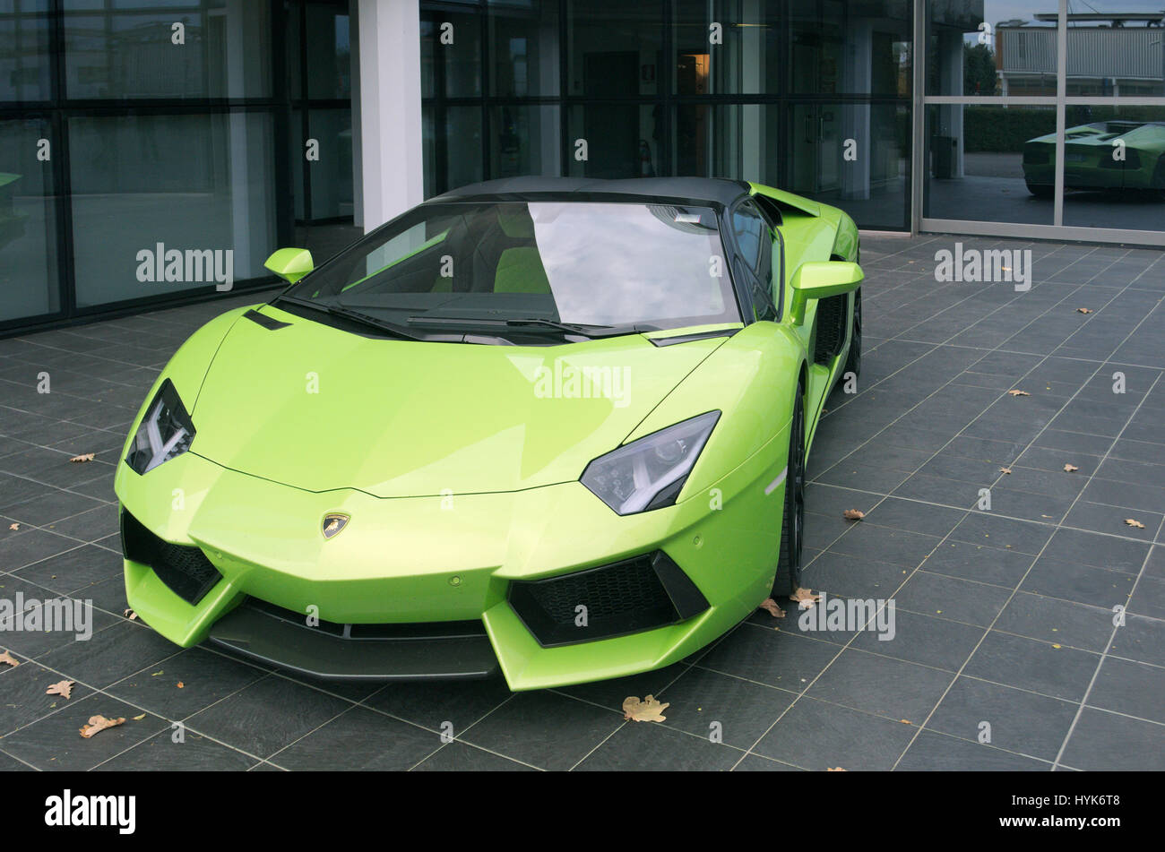 Un Lamborghini Aventador verde Fotografía de stock - Alamy