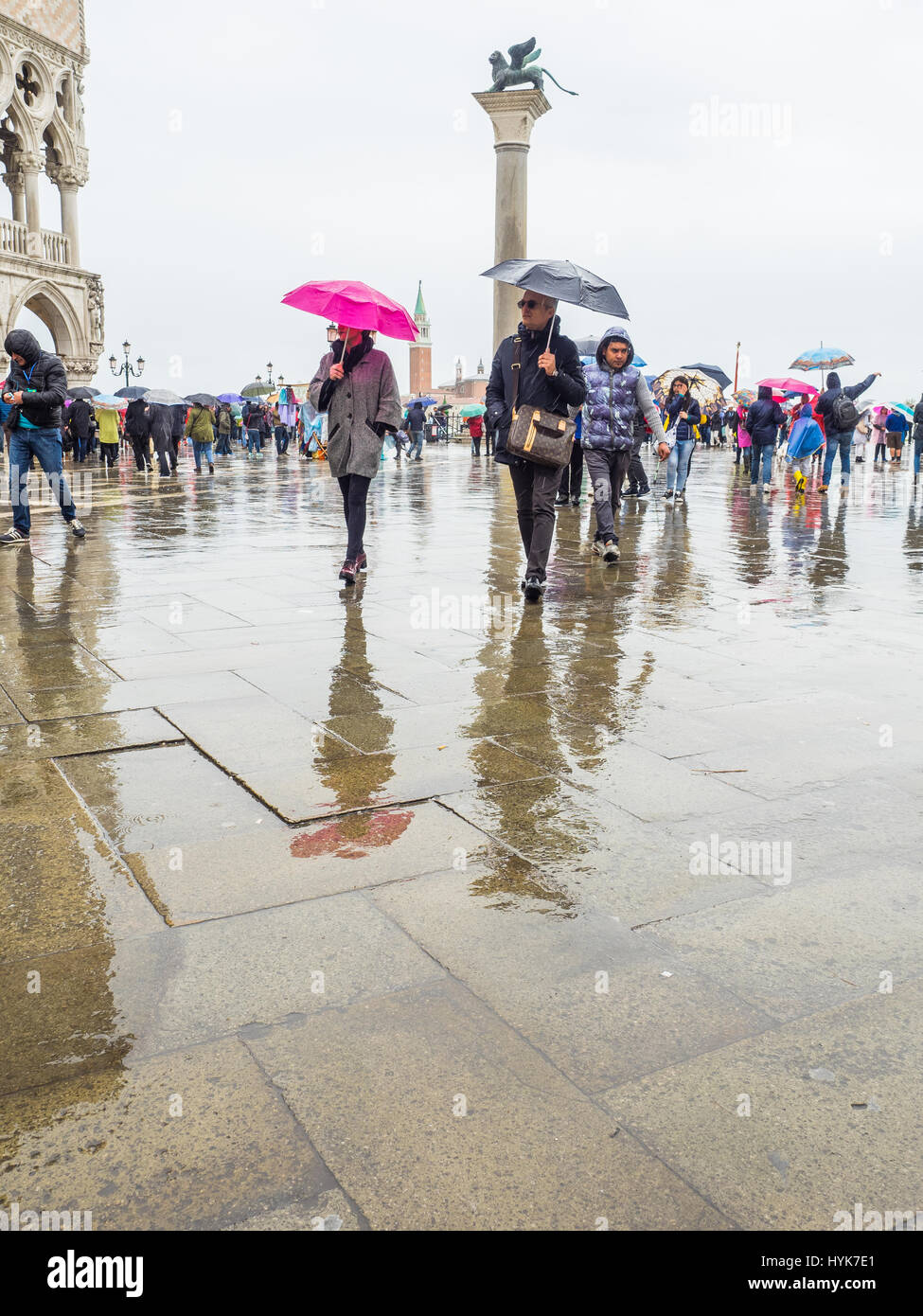 Los turistas con paraguas en un día lluvioso y húmedo en la Plaza de San Marcos (Piazzetta di San Paulo), Venecia, Italia Foto de stock