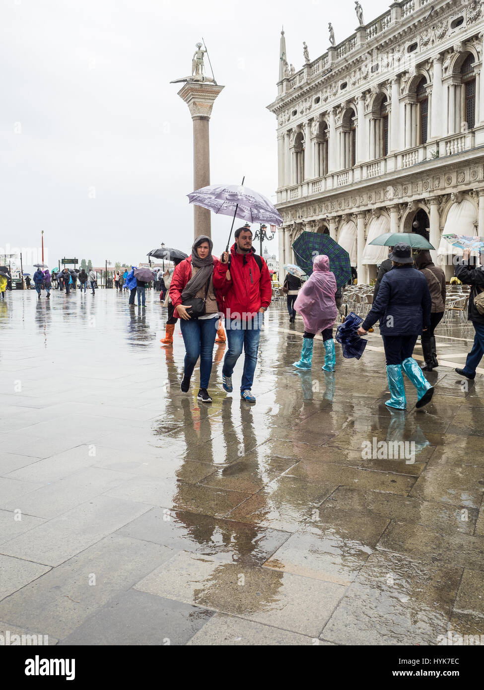 Los turistas con paraguas en un día lluvioso y húmedo en la Plaza de San Marcos (Piazzetta di San Paulo), Venecia, Italia Foto de stock